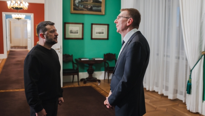Valsts prezidents Edgars Rinkēvičs sarunājas ar Ukrainas prezidentu Volodimiru Zelenski Rīgas pils Zaļajā salonā.