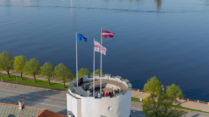 Svinīgā godasardzes ceremonija un Eiropas Savienības karoga pacelšana Rīgas pils Svētā Gara tornī