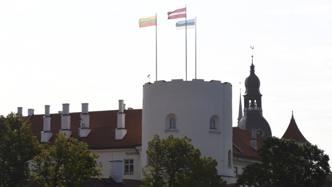 Baltijas valstu karogi Rīgas pils Svētā Gara tornī