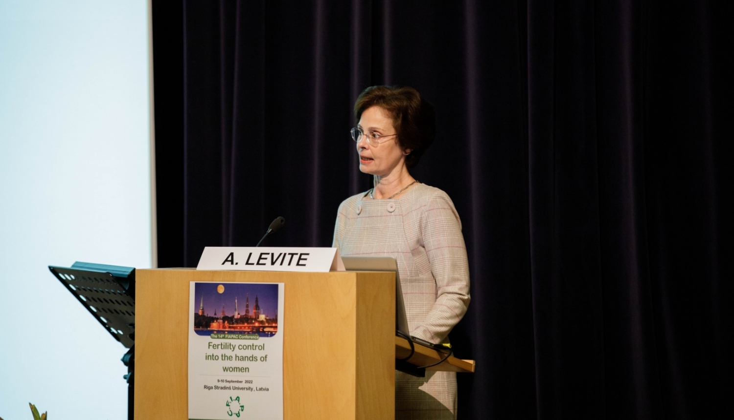 Andra Levite uzrunā klātesošos starptautiskās konferences “Auglības kontrole sievietes rokās” atklāšanā  2022. gada 9. septembrī
