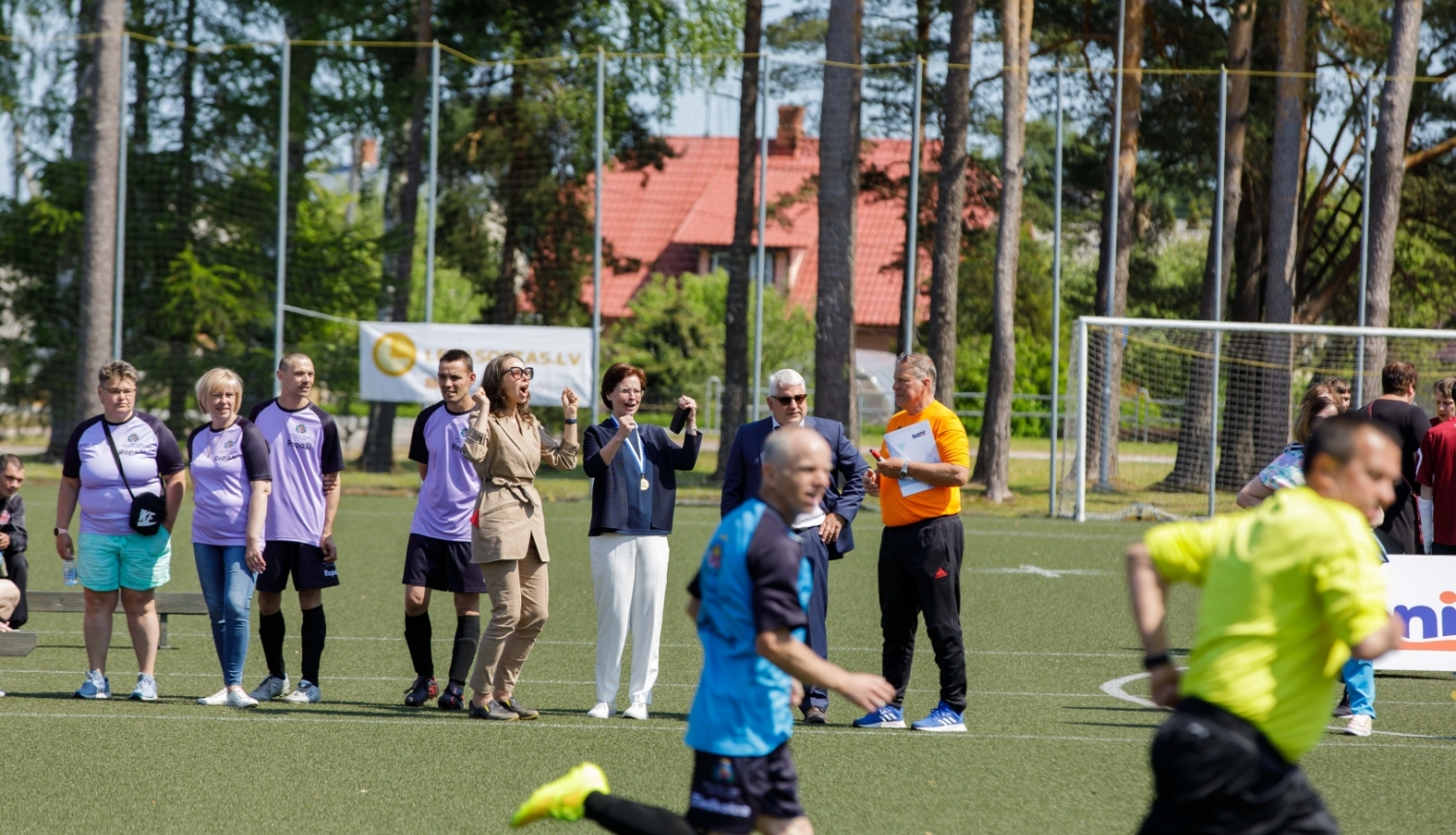 Andra Levite atbalsta futbola spēlē starptautiskā labdarības mini futbola turnīra “Seni Cup 2023” dalībniekus