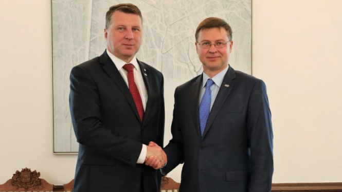 Valsts prezidents tiekas ar Eiropas Komisijas viceprezidentu Valdi Dombrovski