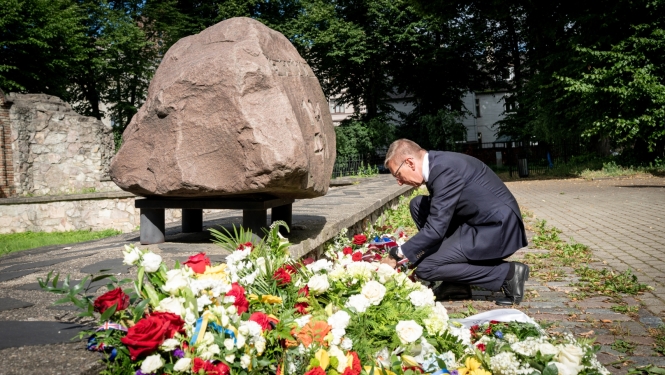 04.07.2026. Valsts prezidents Edgars Rinkēvičs noliek ziedus pie Holokausta upuru piemiņas memoriāla