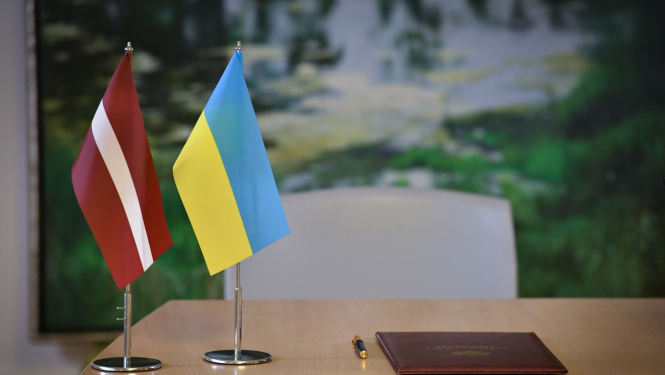 Latvijas un Ukrainas karodziņi uz galda