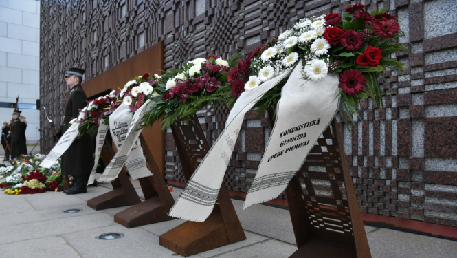 Ziedu vainagi pie memoriāla "Vēstures taktīla" Komunistiskā genocīda upuru piemiņas dienā