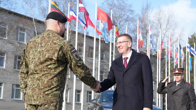 Valsts prezidents Edgars Rinkēvičs un Čehijas prezidents Petrs Pavels apmeklē Ādažu militāro bāzi