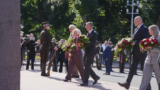 Valsts prezidents piedalās ziedu nolikšanas ceremonijā pie Brīvības pieminekļa