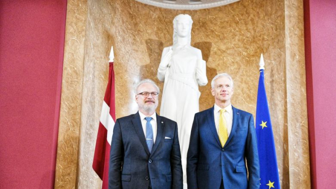 Valsts prezidents Egils Levits tiekas ar Ministru prezidentu Krišjāni Kariņu