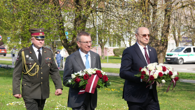 04.05.2026. Valsts prezidents Edgars Rinkēvičs noliek ziedus pie stēlas “Lāčplēša cīņa” Aizkrauklē