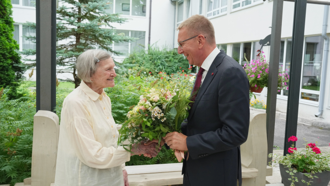 Valsts prezidents Edgars Rinkēvičs sveic Lidiju Lasmani 100. jubilejā