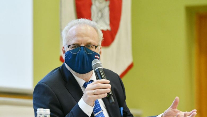 Valsts prezidents tiešsaistes sarunā ar jauniešiem: lai sociālajos tīklos nekļūtu par dezinformācijas un manipulācijas upuri, ir nepieciešamas prasmes un ieradumi to lietošanā