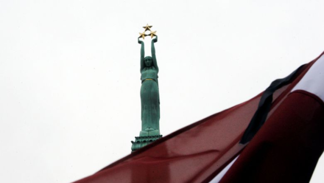 Valsts prezidents Raimonds Vējonis piemin komunistiskā režīma upurus pasākumos Rīgas pilī, pie Brīvības pieminekļa un Litenē