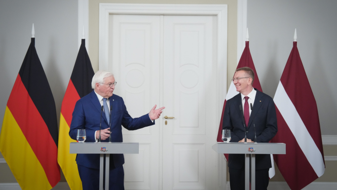 Valsts prezidents Edgars Rinkēvičs un Vācijas prezidents Dr. Franks Valters Šteinmeiers preses konferencē pēc tikšanās