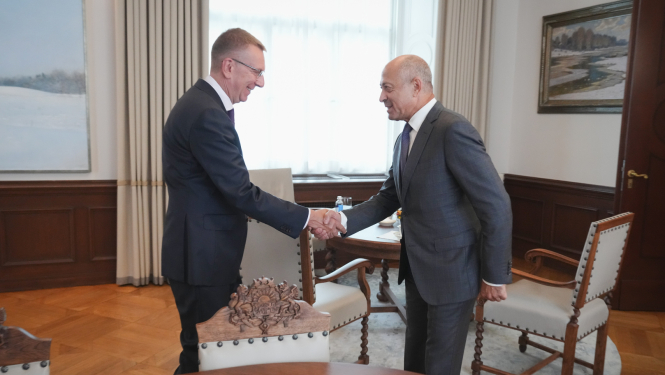 Valsts prezidents Edgars Rinkēvičs tiekas ar Saeimas Valsts pārvaldes un pašvaldības komisijas priekšsēdētāju Oļegu Burovu
