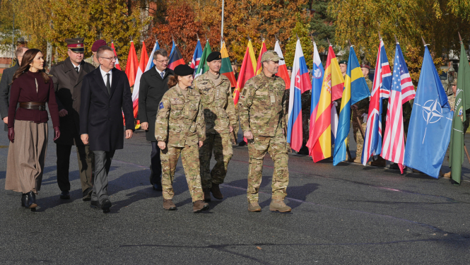 Valsts prezidents, Dānijas karalis un karaliene apmeklē Ādažu militāro bāzi