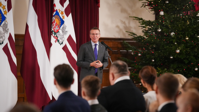 Valsts prezidents un daudzbērnu ģimenes iededz Rīgas pils Ziemassvētku egli