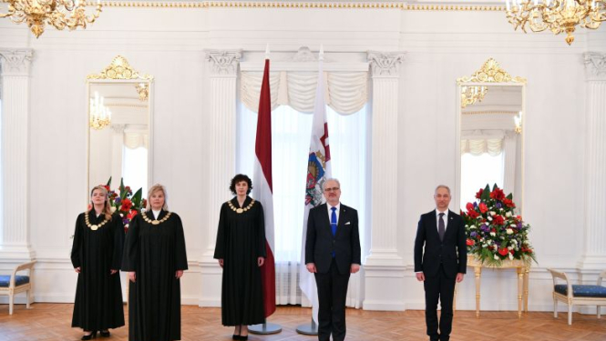 Rīgas pilī tiesneša zvērestu Valsts prezidentam dod tiesneses Līga Supe, Nataļja Saratova un Zane Aldiņa
