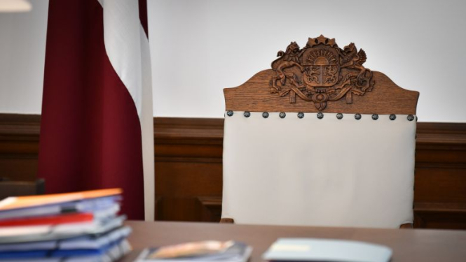 Valsts prezidenta rakstāmgalds un dokumenti