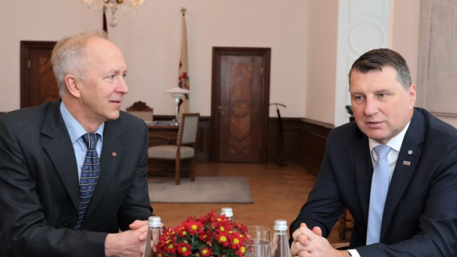Valsts prezidents tiekas ar Valsts valodas komisijas priekšsēdētāju