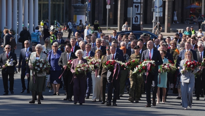 21.08.2026. Valsts prezidenta dalība svinīgā ziedu nolikšanas ceremonijā pie Brīvības pieminekļa par godu konstitucionālā likuma "Par Latvijas Republikas valstisko statusu" pieņemšanas 35. gadadienai