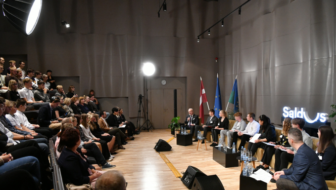 kopskats uz debatētājiem un klausītājiem