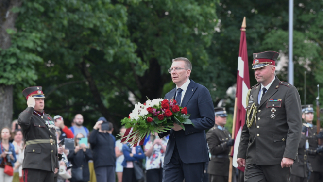 08.07.2023. Valsts prezidents Edgars Rinkēvičs noliek ziedus pie Brīvības pieminekļa