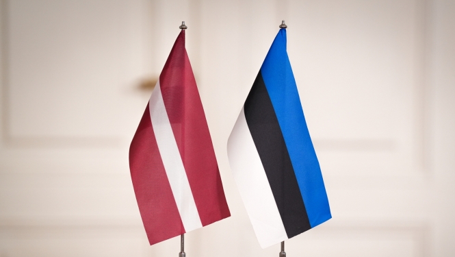 Latvijas un Igaunijas karogi