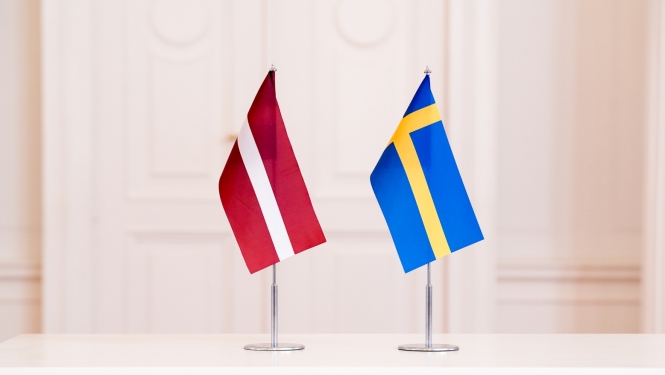 Latvijas un Zviedrijas karogi