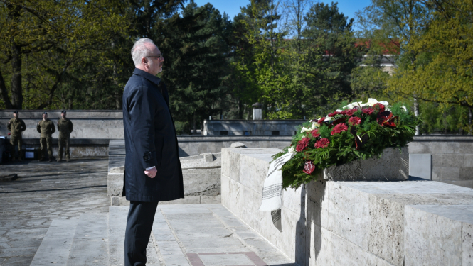 08.05.2023. Godinot Nacisma sagrāves un Otrā pasaules kara upuru piemiņu, Valsts prezidents Egils Levits noliek vainagu Rīgas Brāļu kapos