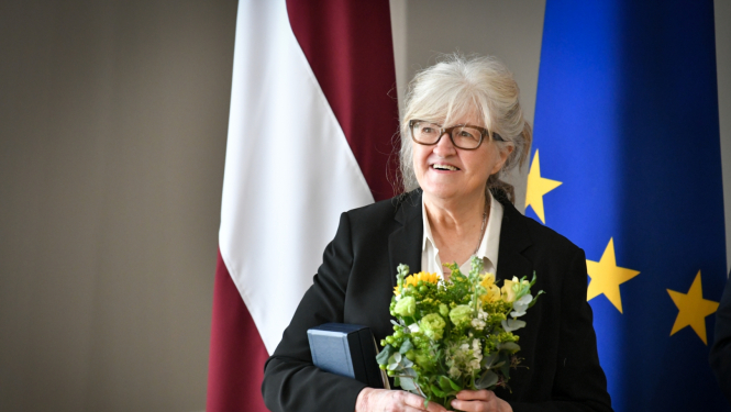 19.05.2023. Valsts prezidents Egils Levits pasniedz Triju Zvaigžņu ordeni gleznotājai Vijai Celmiņš