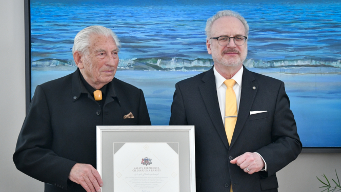  Ēriks Hānbergs (no kreisās) saņem Valsts prezidenta Egila Levita Cildinājuma rakstu. 07.06.2023. 