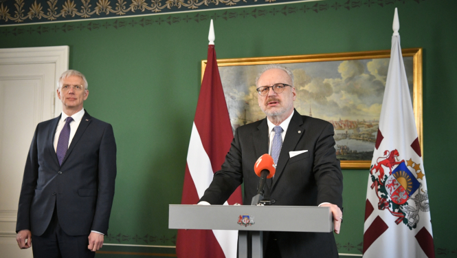 Valsts prezidents Egils Levits atbild uz mediju jautājumiem Rīgas pils Rīgas istabā. Pa kreisi no viņa stāv Ministru prezidents Krišjānis Kariņš. 