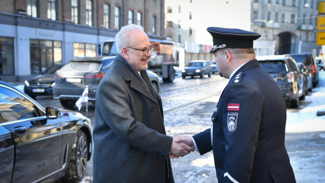 Valsts prezidents Egils Levits sarokojas ar Valsts policijas priekšnieku Armandu Ruku