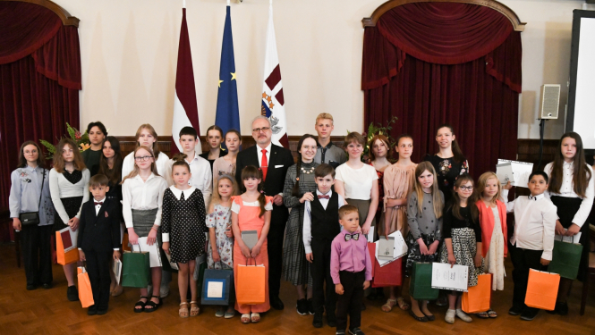 14.06.2023. Valsts prezidents Egils Levits tiekas ar politiski represētajiem un skolēnu konkursa "Sibīrijas bērni" dalībniekiem Rīgas pils Svētku zālē