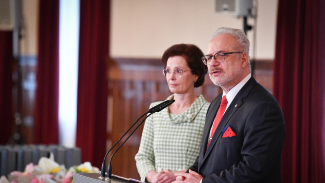 Valsts prezidents Egils Levits un Andra Levite Svētku zālē uzrunā akcijas "Meklējam sirdsmāsu" dalībnieces - medicīnas māsas - un akcijas atbalstītājus. 27.03.2023.
