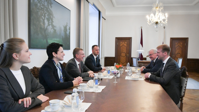 Sarunas dalībnieki ar galdu Valsts prezidenta kabinetā