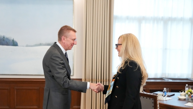 Valsts prezidents Edgars Rinkēvičs Rīgas pilī tieks ar Valsts valodas centra direktori Inesi Muhku