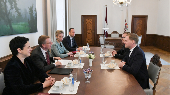 Sarunas dalībnieki ar galdu Valsts prezidenta kabinetā