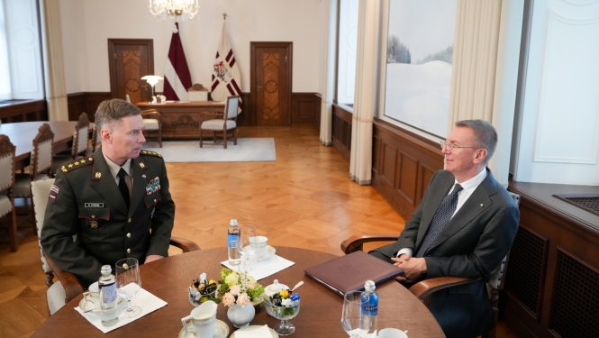 14.10.2026. Valsts prezidenta Edgara Rinkēviča tikšanās ar Nacionālo bruņoto spēku komandieri ģenerālleitnantu Kasparu Pudānu