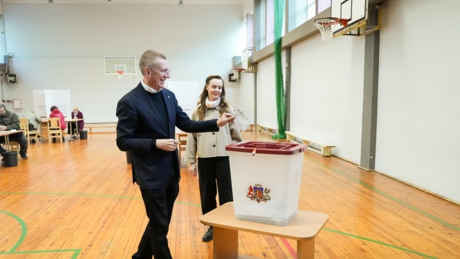 Valsts prezidents Edgars Rinkēvičs piedalās 15. Saeimas vēlēšanās