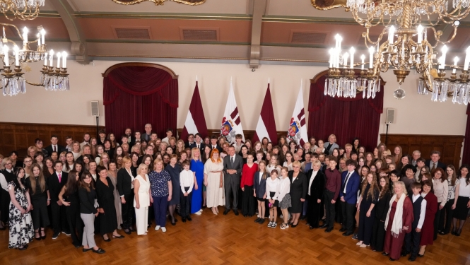 Valsts prezidents Edgars Rinkēvičs apbalvo skolēnu projekta darbu konkursa “Vēsture ap mums” laureātus