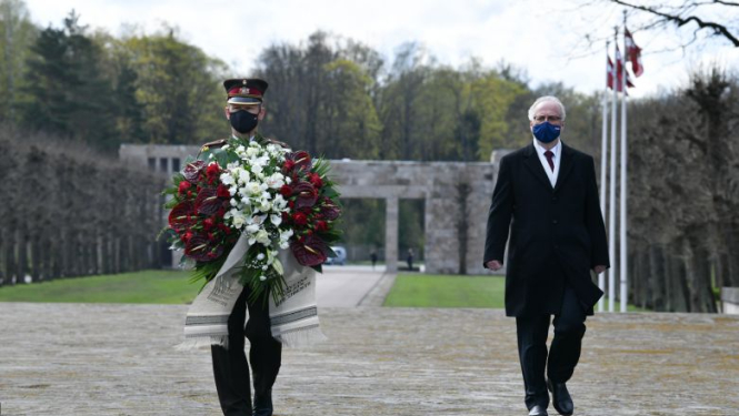 Valsts prezidents Egils Levits godina Nacisma sagrāves un Otrā pasaules kara upuru piemiņu un noliek vainagu Rīgas Brāļu kapos