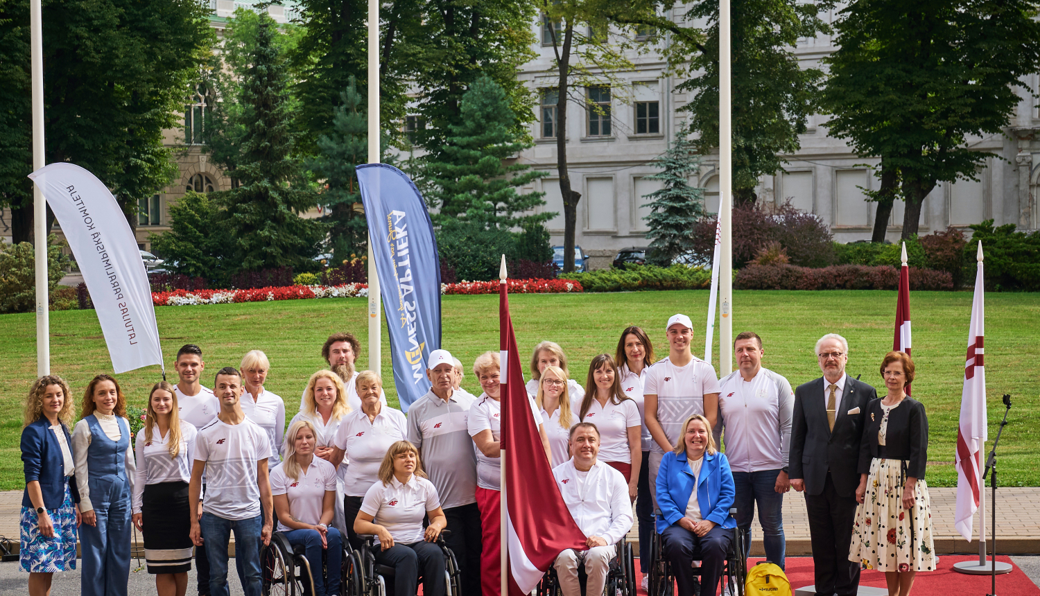 Valsts prezidents un Andra Levite laukumā pie Rīgas pils kopbildē ar paralimpisko komandu pirms došanās uz Tokijas spēlēm