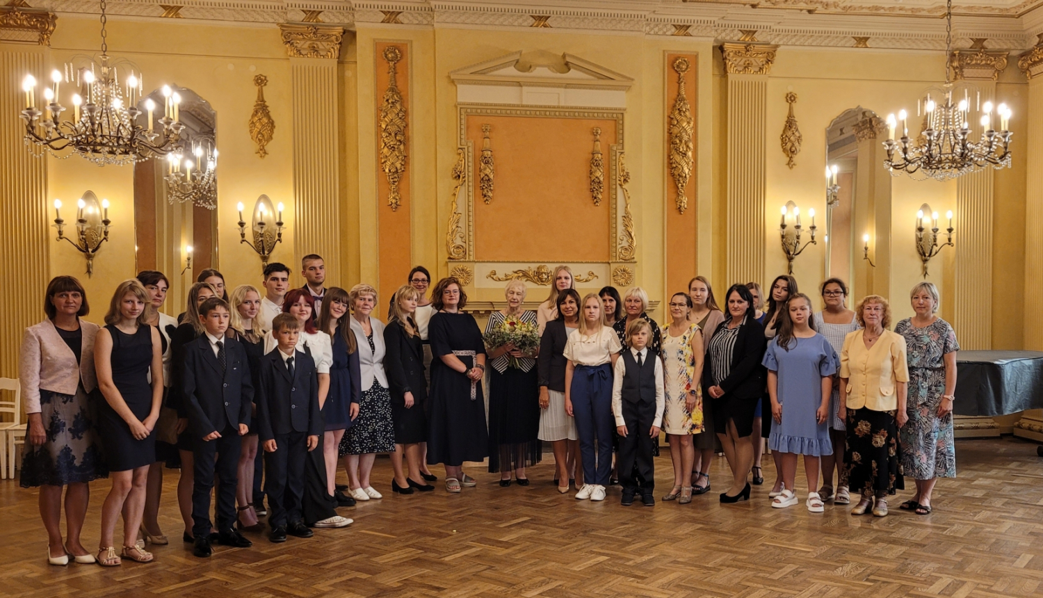 konkursa laureātu un pedagogu kopbilde