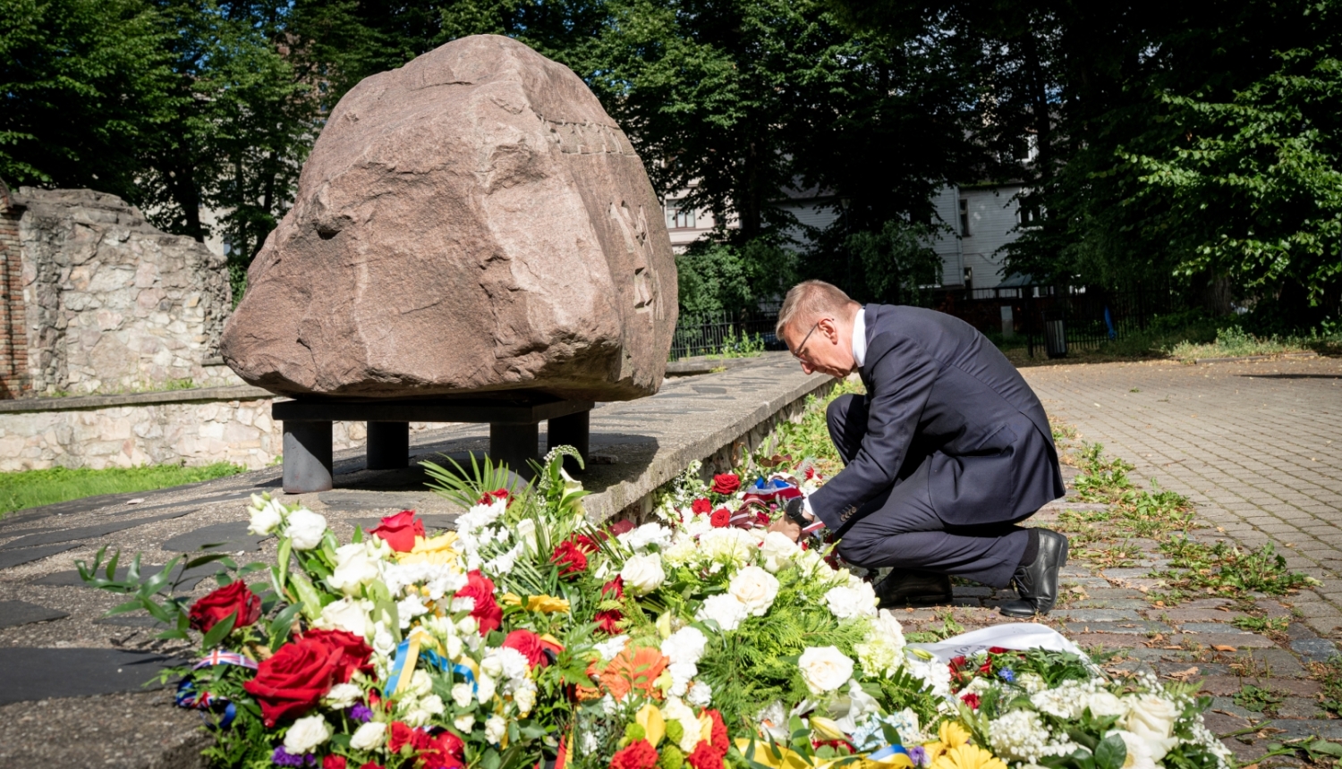 04.07.2026. Valsts prezidents Edgars Rinkēvičs noliek ziedus pie Holokausta upuru piemiņas memoriāla