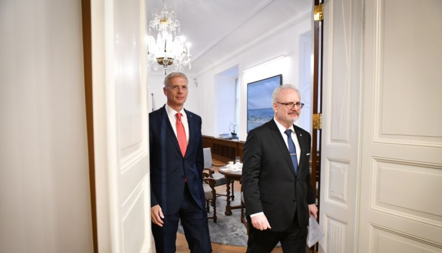 Levits un Kariņš pārrunā valdības plānoto atbalsta mehānismu mediķiem