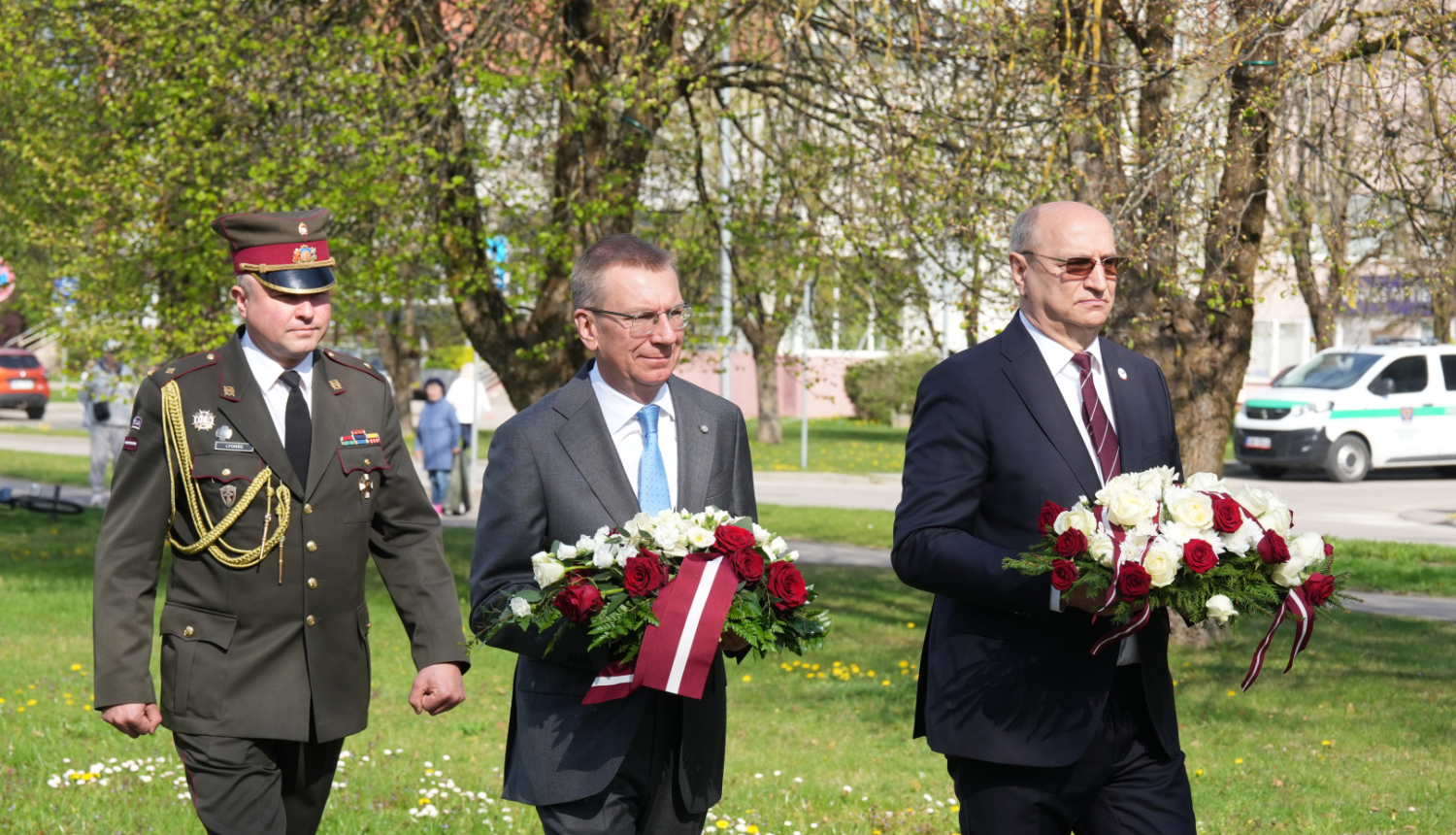04.05.2026. Valsts prezidents Edgars Rinkēvičs noliek ziedus pie stēlas “Lāčplēša cīņa” Aizkrauklē