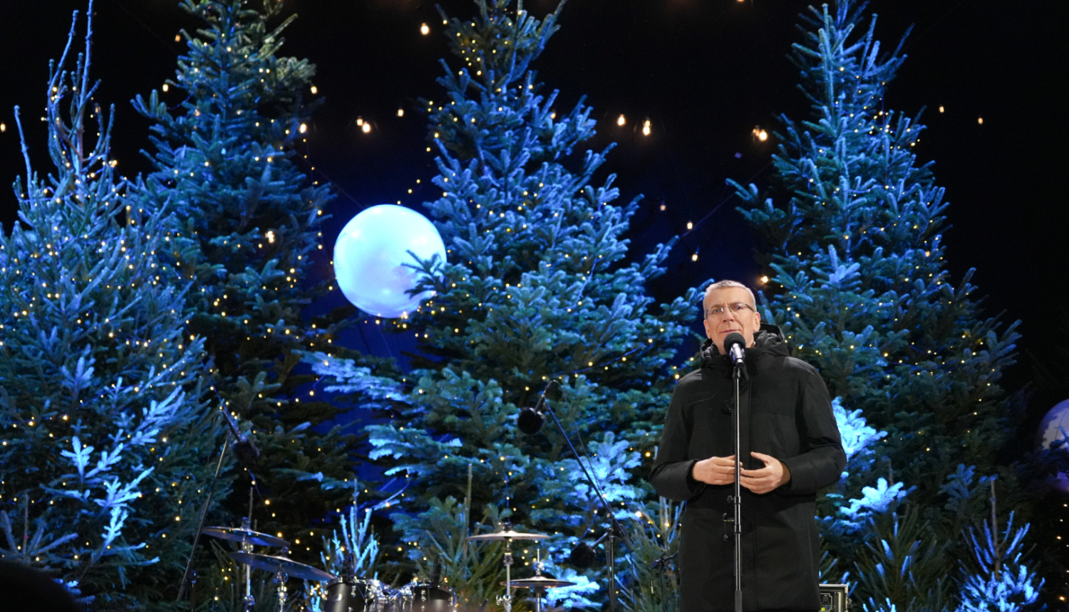  22. decembrī Valsts prezidents Edgars Rinkēvičs piedalījās labdarības akcijas “Eņģeļi pār Latviju” noslēguma koncertā Rātslaukumā.