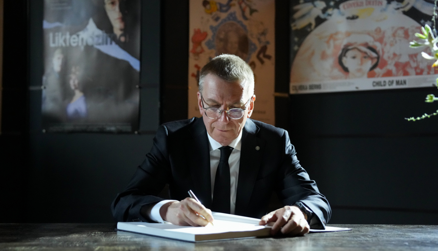 Valsts prezidents Edgars Rinkēvičs parakstās līdzjūtību grāmatā Jāņa Streiča piemiņai