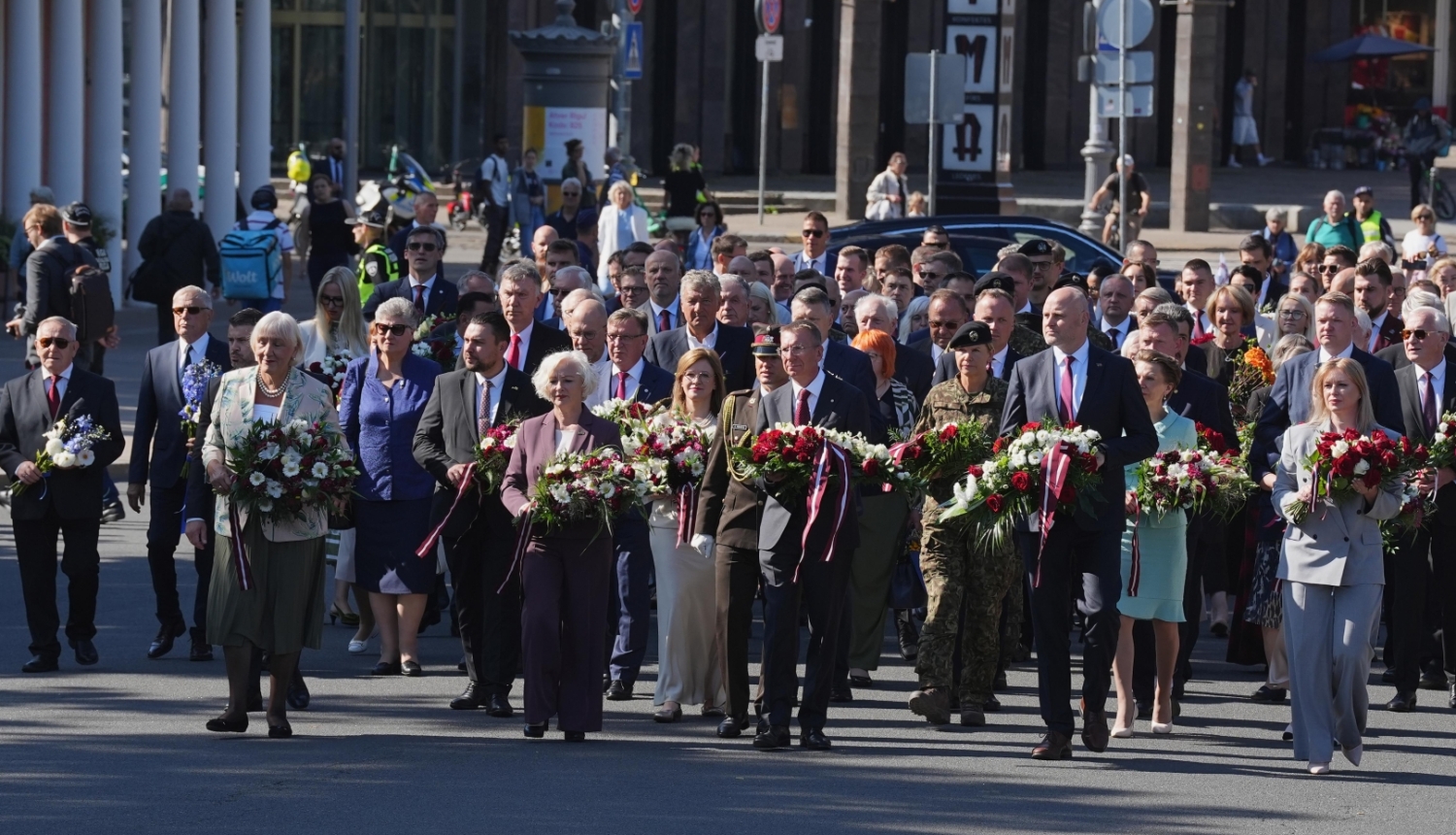 21.08.2026. Valsts prezidenta dalība svinīgā ziedu nolikšanas ceremonijā pie Brīvības pieminekļa par godu konstitucionālā likuma "Par Latvijas Republikas valstisko statusu" pieņemšanas 35. gadadienai